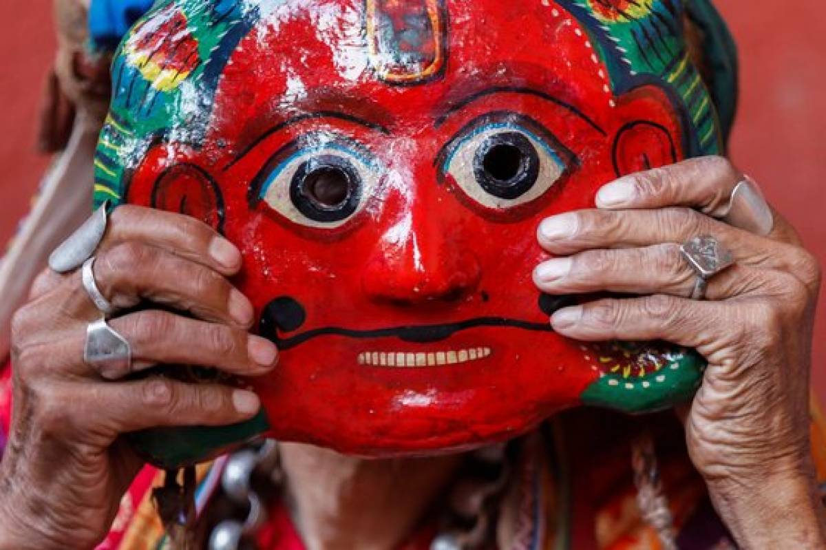 A person adjusts a clay mask while preparing to take part in a deity's procession during the Shikali festival at Khokana, in Lalitpur, Nepal, October 12, 2021. REUTERS/Navesh Chitrakar  〈저작권자(c) 연합뉴스, 무단 전재-재배포 금지〉