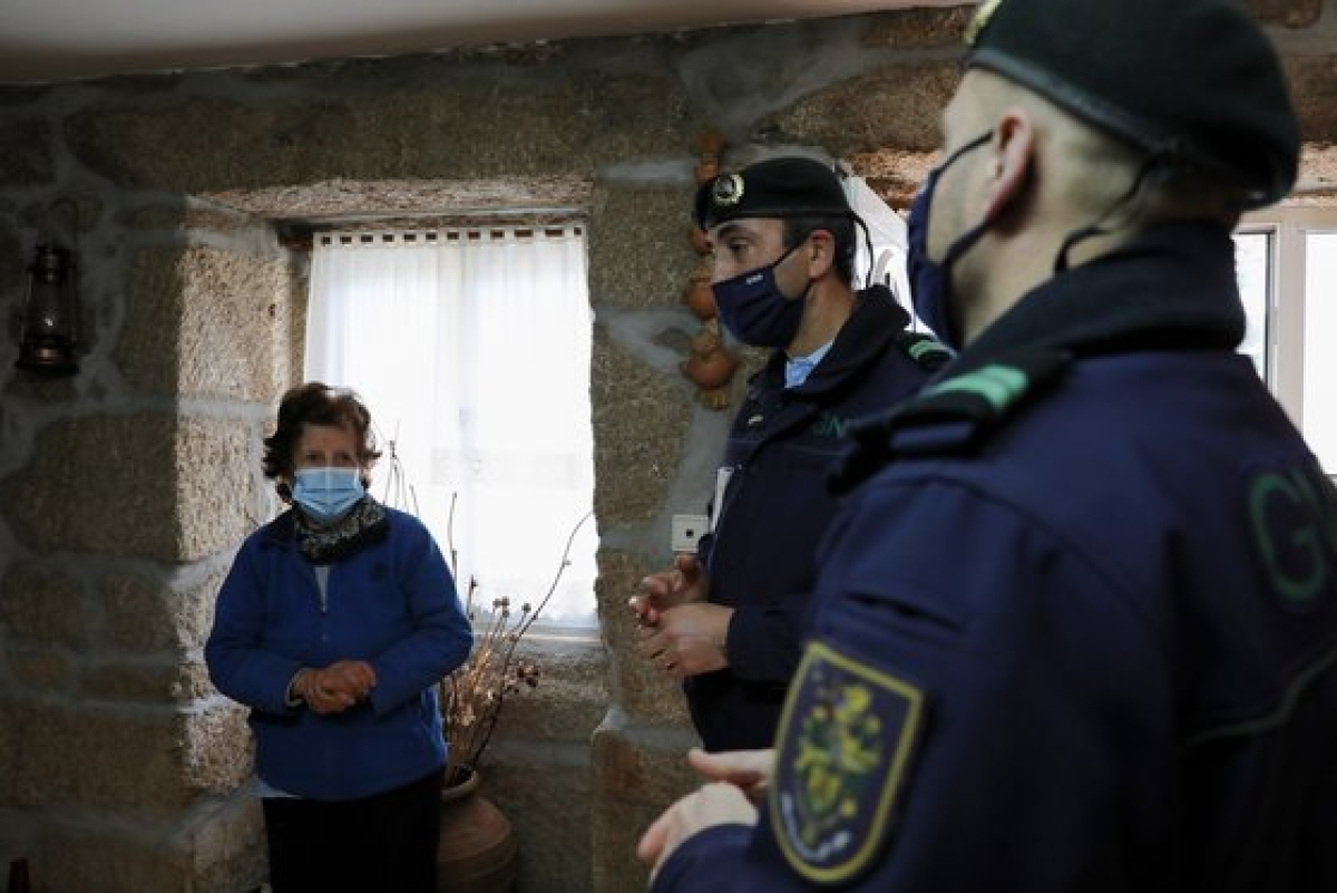 포르투갈 경찰이 노인에게 코로나19 백신 관련 사기 범죄를 주의시키고 있다. [로이터=연합뉴스]