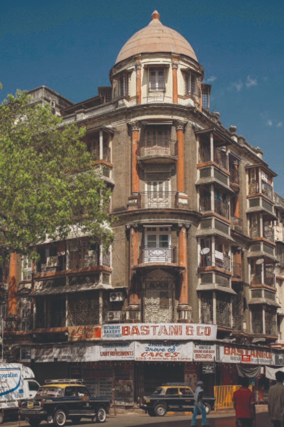책 '외식의 역사'에 수록된 사진. 인도 뭄바이의 '바스타니 앤 코'는 1930년대문을 연 레스토랑이다. 2004년 문을 닫았다. 뭄바이에선 1990년대 부동산 붐이 일었다. [사진 소소의책]