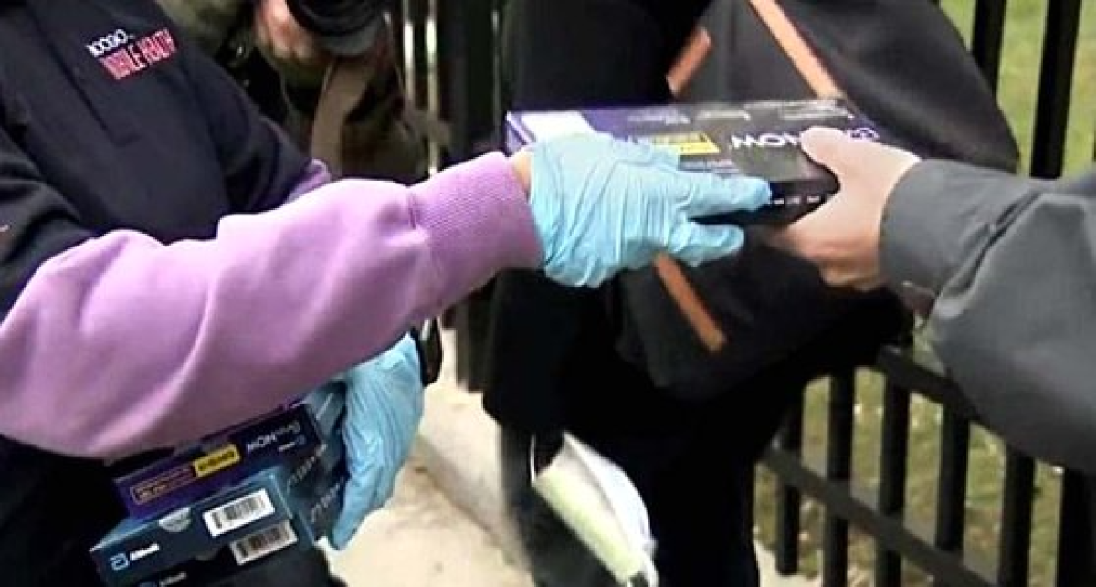 뉴욕시에서 코로나19 자가검사키트를 시민들에게 무료로 나눠주고 있다.[CBS뉴욕 트위터 캡처]