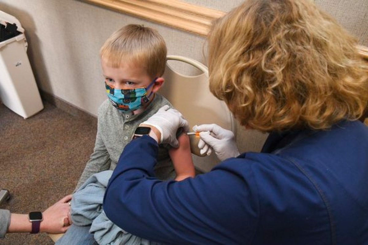 미국에서 한 어린이가 코로나19 백신을 맞고 있다.[AP=연합뉴스]