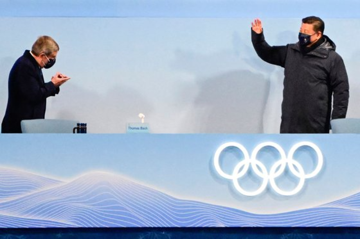 지난 4일 중국 국가체육관에서 열린 베이징 겨울 올림픽 개막식에서 귀빈석에 입장하는 시진핑(오른쪽) 중국 국가주석에게 토마스 바흐(왼쪽) 국제올림픽 위원회(IOC) 위원장이 고개 숙여 인사하고 있다. [AFP=연합뉴스]