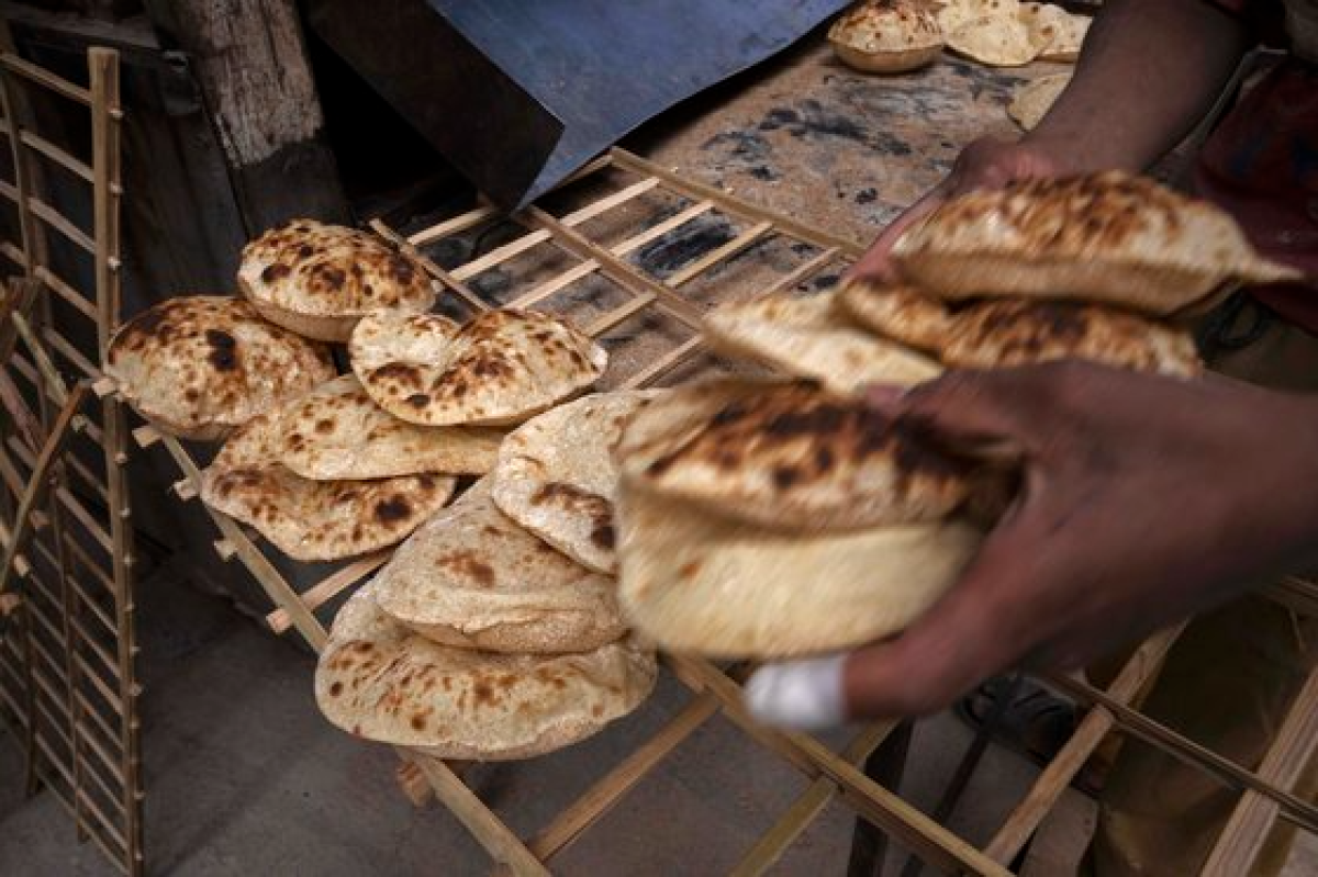 지난 2일(현지시간) 이집트 카이로의 한 전통 베이커리 가게에 빵이 진열돼 있다.[AP=연합뉴스]