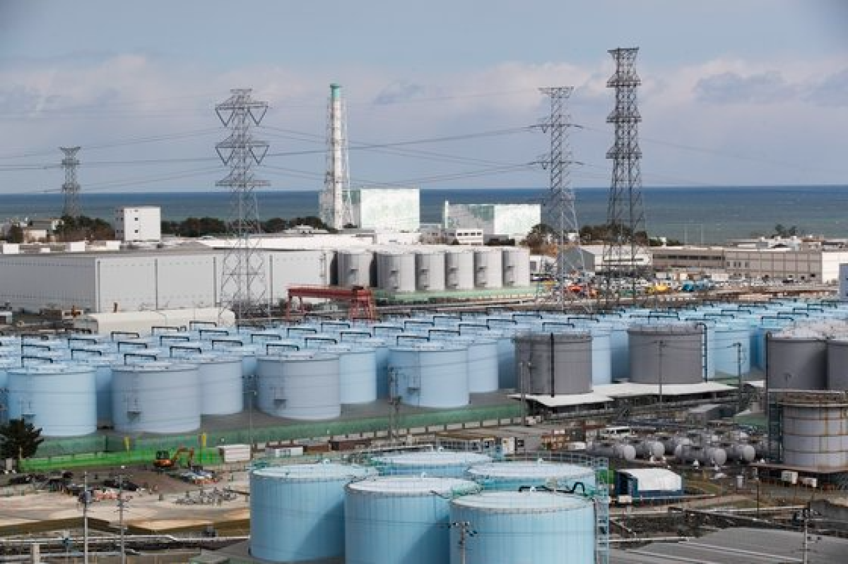 올해 2월 촬영한 일본 후쿠시마 원전. 늘어선 파란 탱크에 오염수를 보관하고 있다. [AP=연합뉴스]