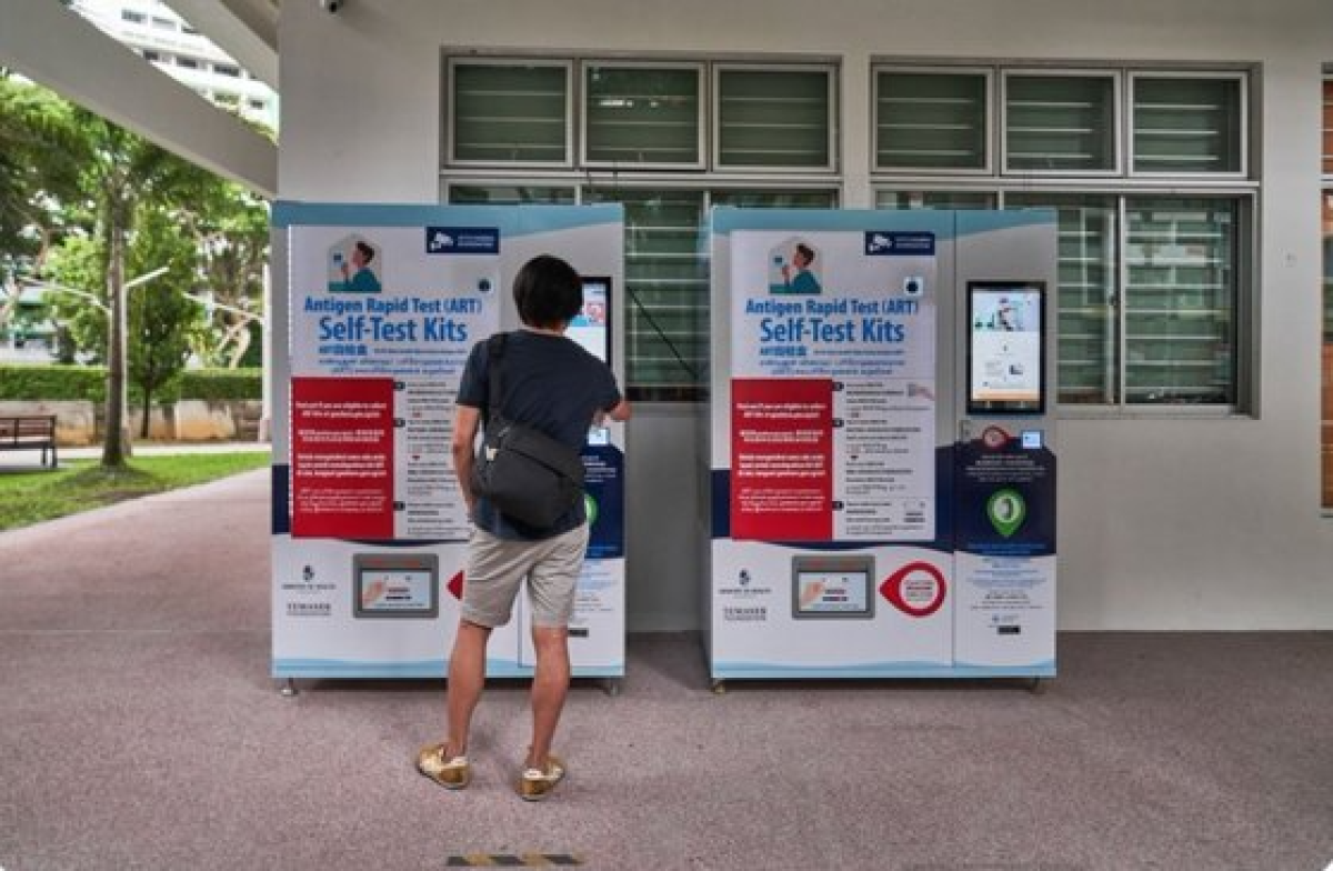 싱가포르에 설치된 코로나19 자가검사키트 자판기. 밀접접촉자 등은 이 자판기에서 무료로 키트를 가져갈 수 있다.[트위터 캡처]