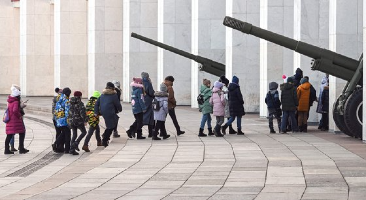 러시아 초등학생들이 지난 3월 모스크바의 최대 박물관인 전승기념관에 입장하고 있다. 이 박물관에는 2차 세계대전 승리 전리품 등이 전시돼 있다. [AFP=연합뉴스]