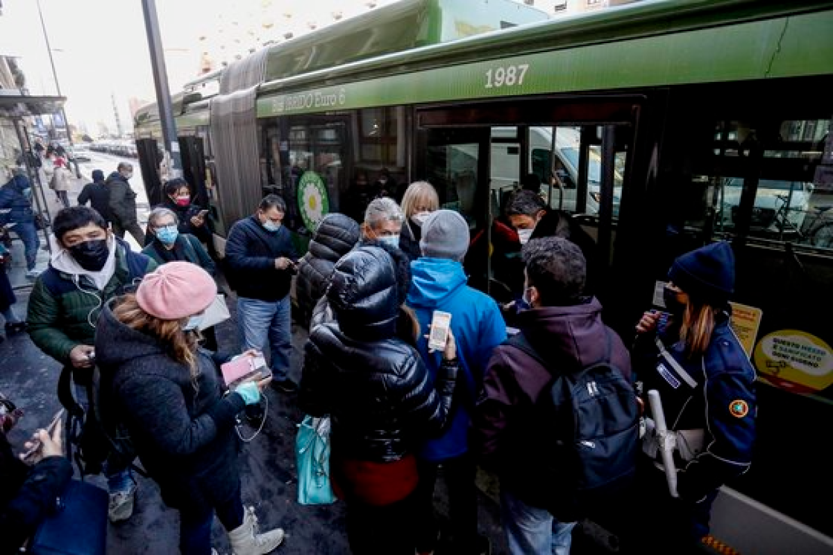 지난 6일 이탈리아 밀라노에서 시민들이 버스를 타기 전 백신 패스를 인증받기 위해 기다리고 있다. [EPA=연합뉴스]