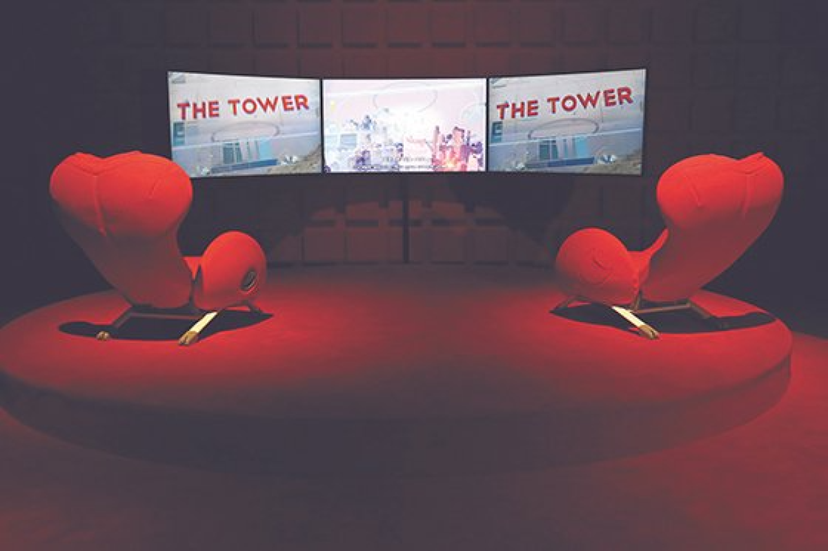 첨단 기술과 전쟁, 자본의 연결성을 다룬 비디오 설치작품 ‘타워’. 스크린과 객석이 하나의 작품으로 연출됐다. [뉴시스]
