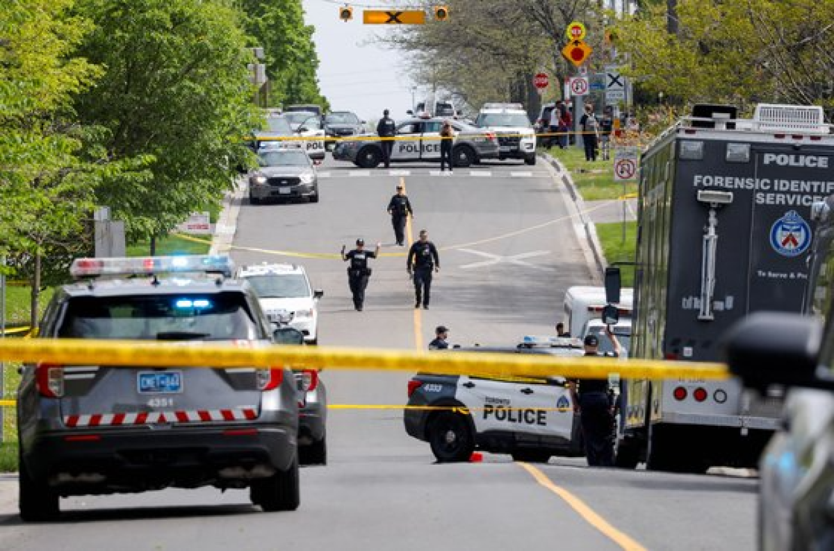 지난달 27일 캐나다 온타리오주 토론토의 한 주택가. 경찰관들이 총격 사건이 벌어진 현장을 조사하고 있다. [로이터=연합뉴스]