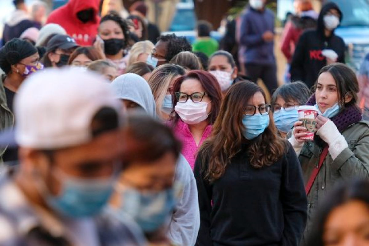 지난달 26일(현지시간) 캘리포니아주의 한 쇼핑센터 앞 모습. 시민들이 마스크를 쓰고 쇼핑을 하고 있다. [AP=연합뉴스]