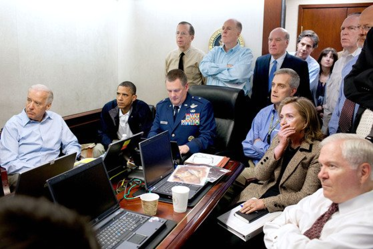 미국 시간으로 2011년 5월 1일 백악관 상황실. 당시 버락 오바마 대통령과 조 바이든 부통령이 구석에서 넵튠 시피어 작전의 진행을 지켜보고 있다. 백악관