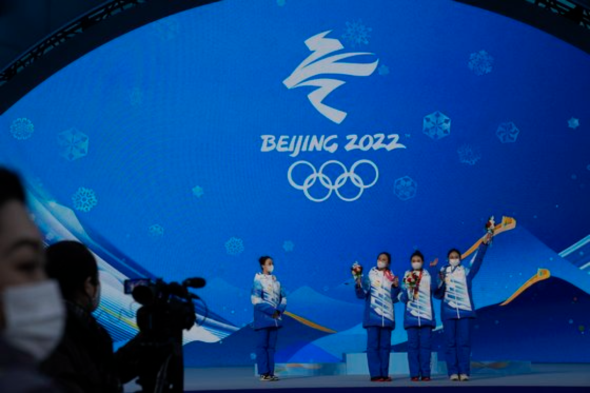 3일 베이징 메달 플라자에서 시상식 세리머니 리허설을 하고 있다. [AP=연합뉴스]