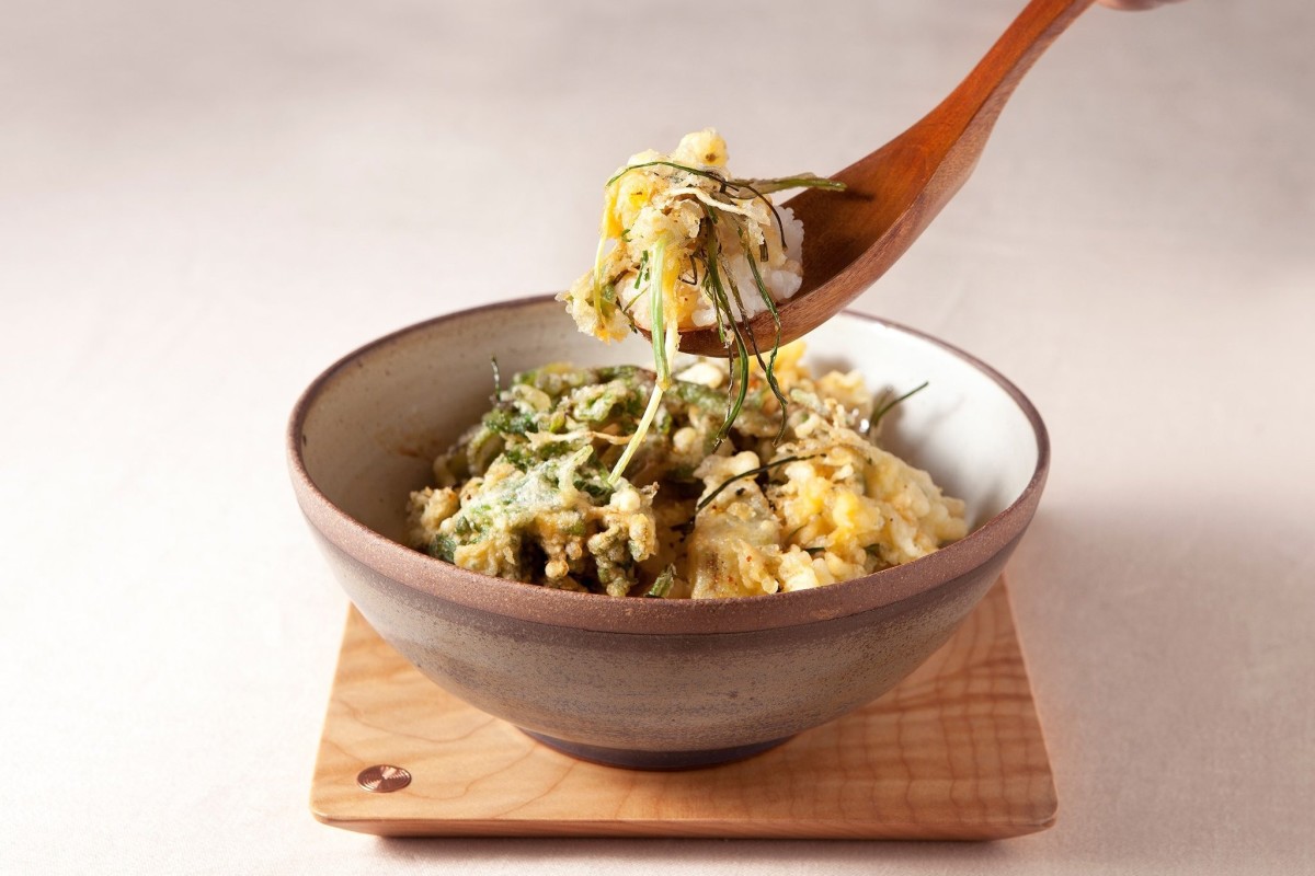 일본식으로 봄나물을 튀겨내 밥 위에 얹어 완성한 히데코의 채소 튀김 덮밥. 사진 송미성