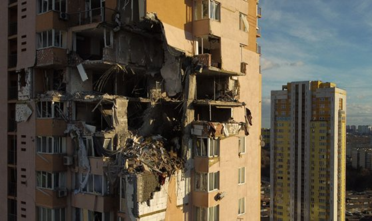 우크라이나 키예프의 한 건물. 26일 러시아의 로켓에 맞아 손상된 것으로 보고됐다. 연합뉴스