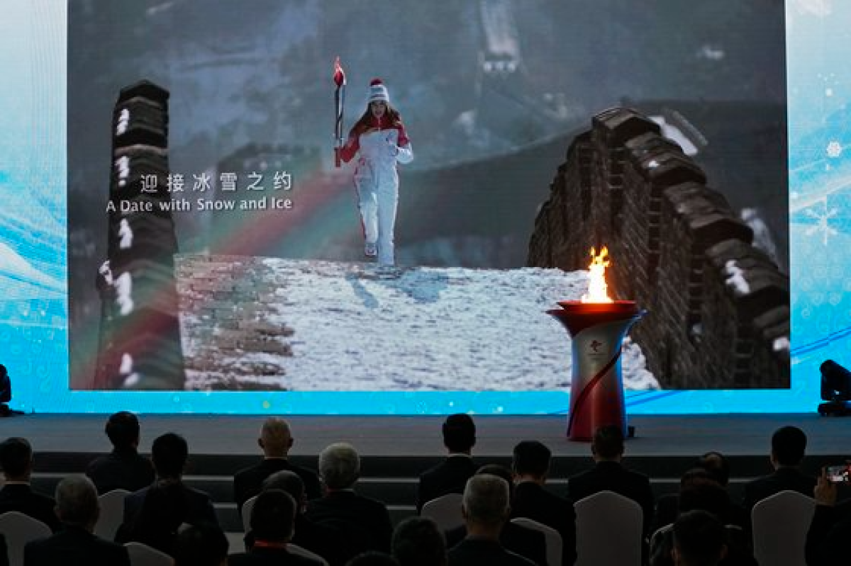 베이징 올림픽 공식 시계 사업자의 홍보 영상에서는 한 여성이 만리장성 위를 성화를 들고 달리고 있다. 이번 올림픽에서는 성화 봉송이 사흘간으로 제한됐다. AP=연합뉴스