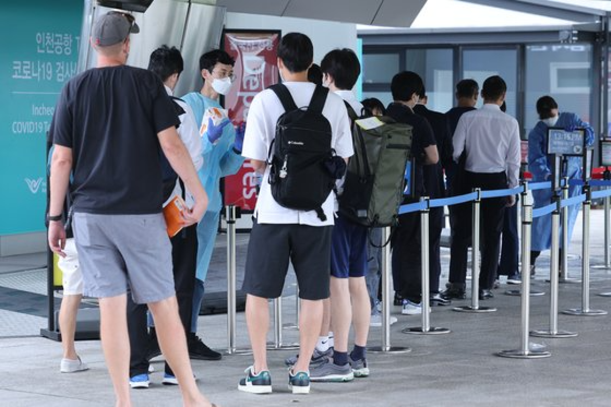 8일 오후 인천국제공항 제1터미널에 마련된 코로나19 검사센터에서 피검자들이 줄을 서 있다. 연합뉴스