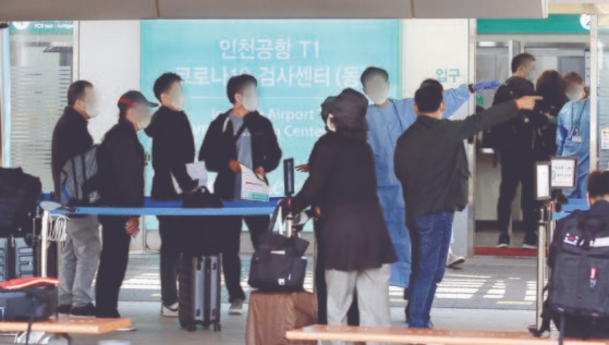 지난 9일 인천공항 코로나19 검사센터 모습. 지난달 인천공항 이용객은 64만명으로 과도한 방역규제에 증가폭이 기대에 못 미쳤다는 평가다. [뉴스1]
