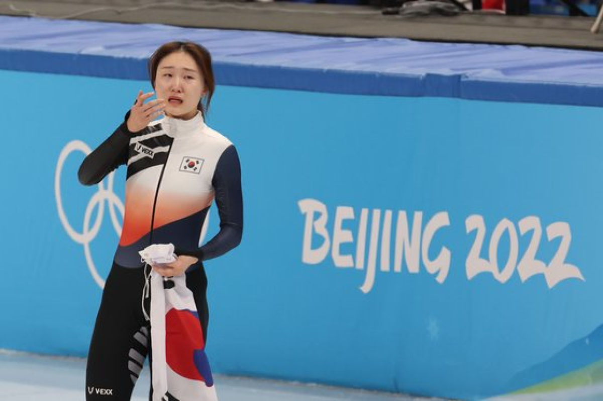 (베이징=뉴스1) 안은나 기자 = 최민정이 11일 중국 베이징 수도실내체육관에서 열린 2022 베이징 동계올림픽 쇼트트랙 여자 1000m 결승 경기에서 2위로 은메달을 확정지은 후 눈물을 흘리고 있다. 뉴스1