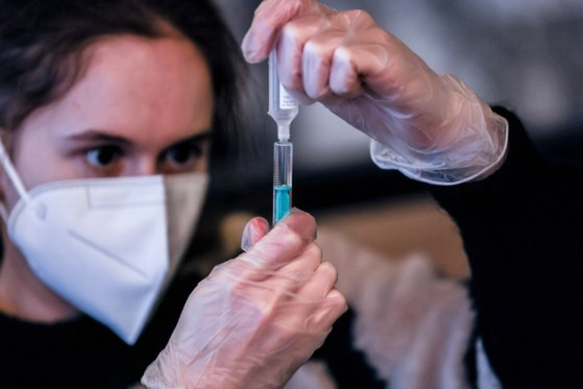지난해 1월 독일 베를린의 한 식당에서 의료진이 코로나19 백신 접종을 준비하고 있다. EPA=연합뉴스