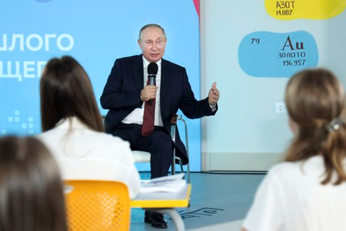 블라디미르 푸틴 러시아 대통령이 2021년 학교 개학식에서 자국 학생들과 만나 이야기를 나누고 있다. [AP=연합뉴스]