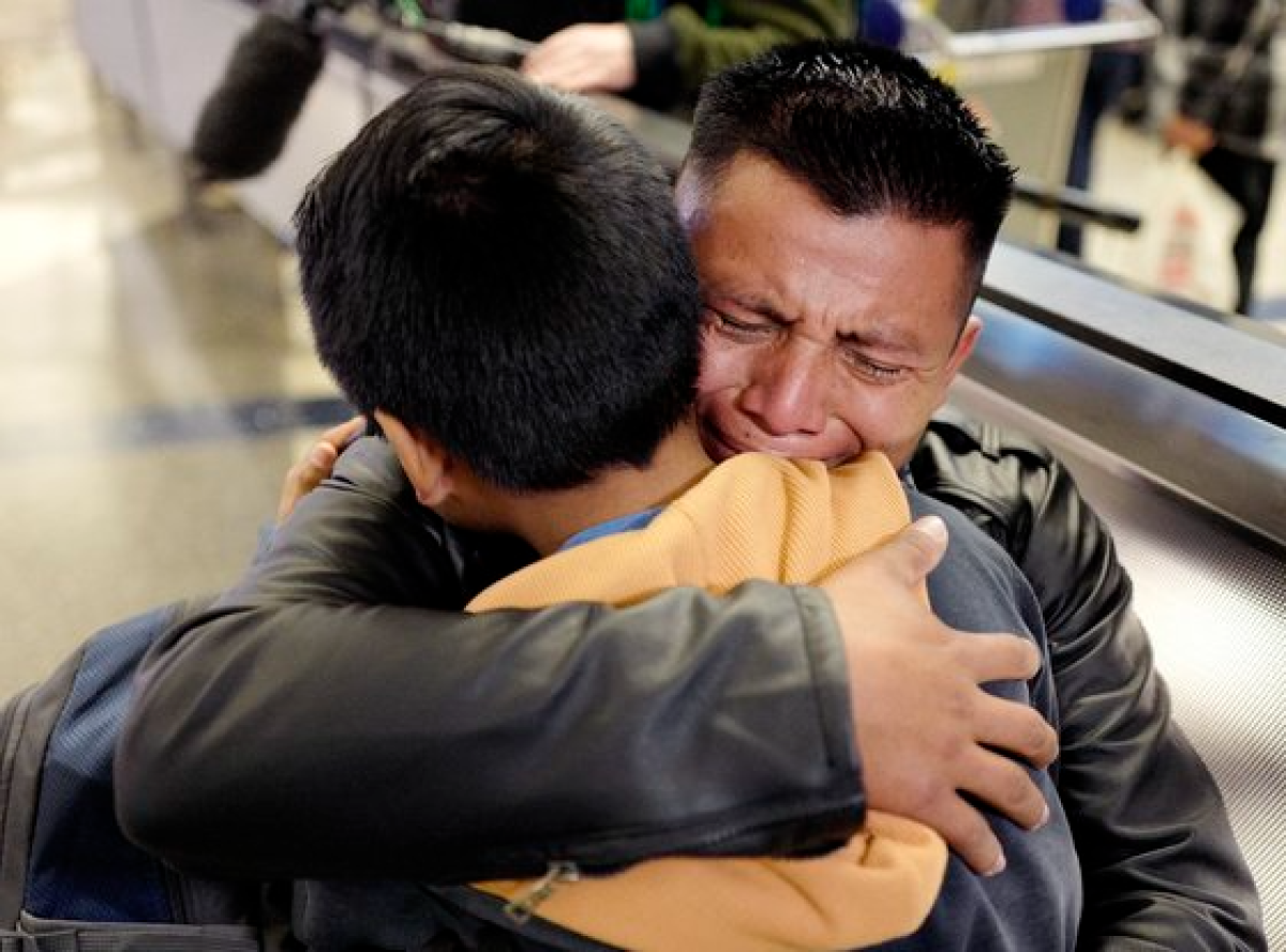 지난 2019년 미국 이민 정책으로 가족과 헤어졌던 과테말라 남성이 1년 만에 재회한 아들을 끌어안고 눈물을 흘리고 있다. [AP=연합뉴스]