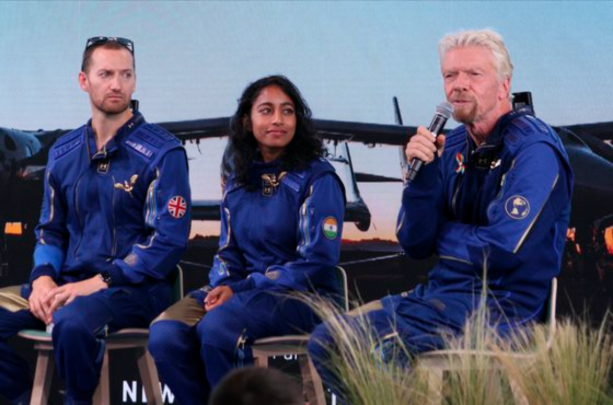 지난해 7월 우주 관광 시범 비행에 성공한 리처드 브랜슨(오른쪽 끝). AP=연합뉴스