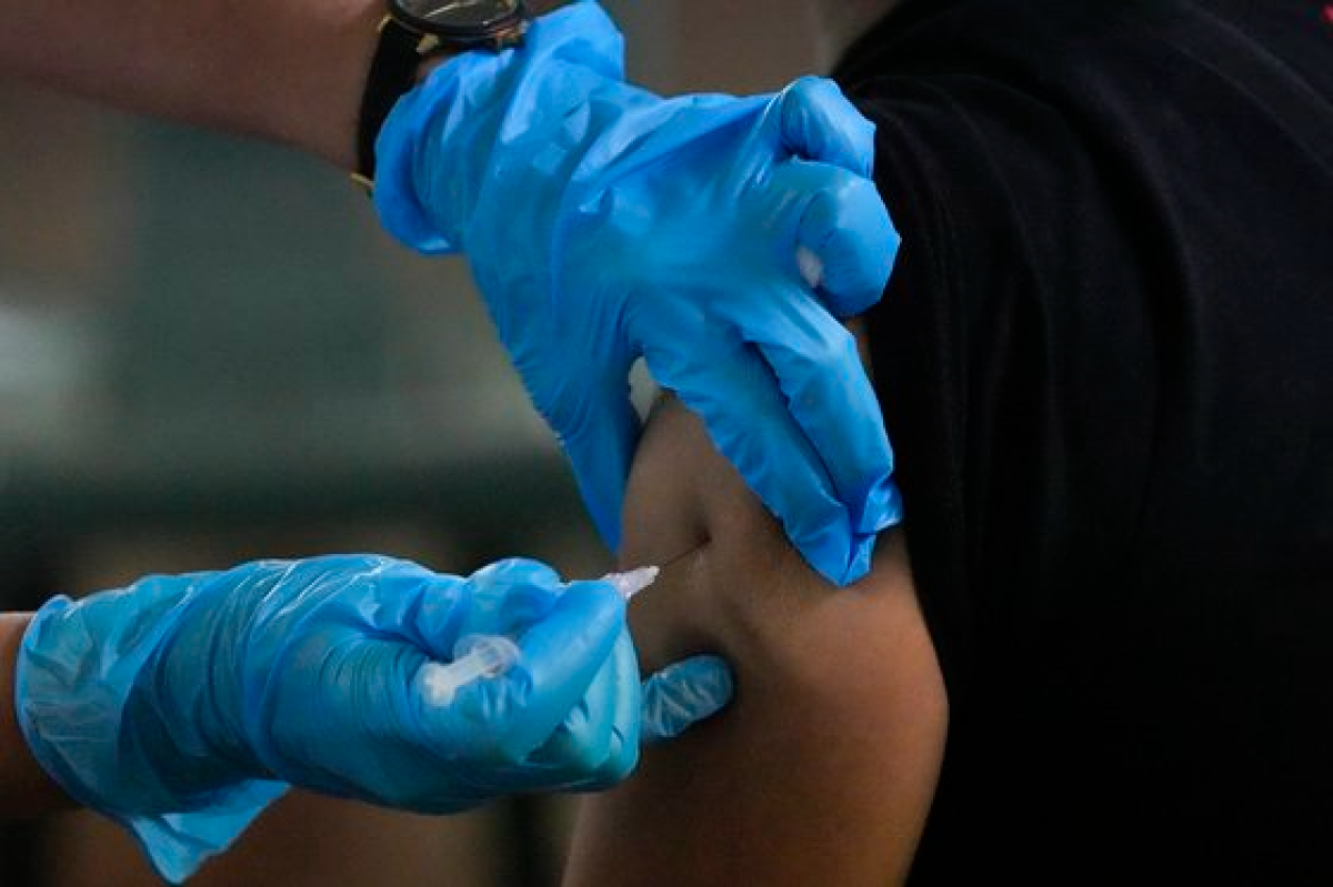 코로나19 백신 접종이 이뤄지고 있다. 가짜 팔로 접종을 시도한 이탈리아 남성 사례와는 관련이 없는 사진이다. [AP=연합뉴스]