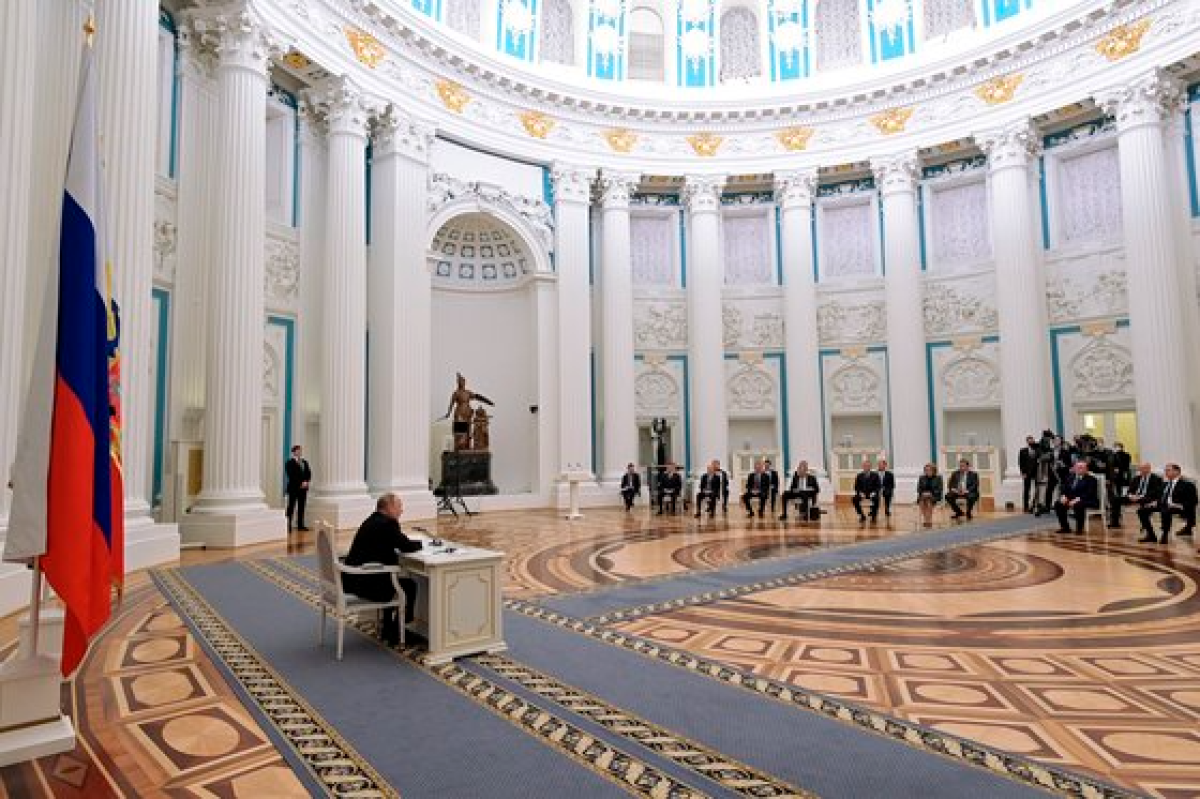 2022년 2월 21일 러시아 모스크바의 크렘린궁에서 열린 회의에서 블라디미르 푸틴 대통령이 지시사항을 전달하고 있다. 크렘린궁