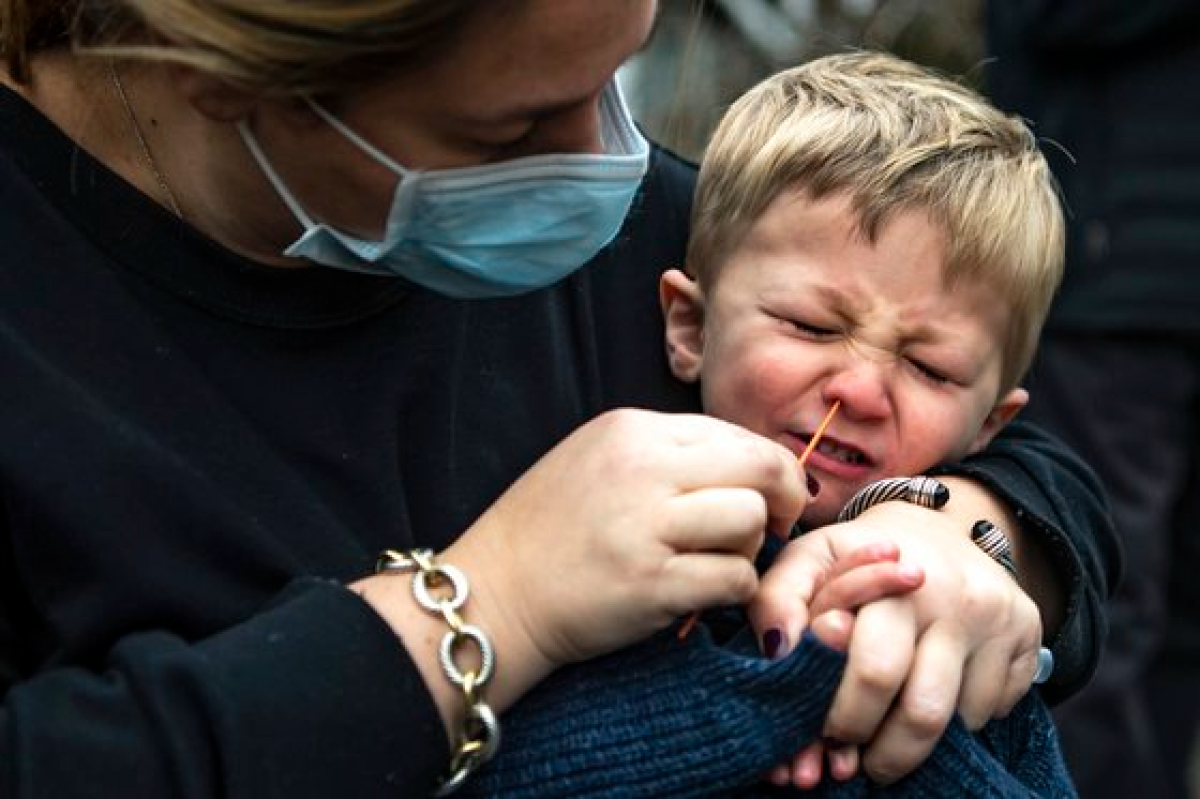 미국에서 한 어머니가 아들의 코에 면봉을 넣고 코로나19 검사를 하고 있다. AP=연합뉴스
