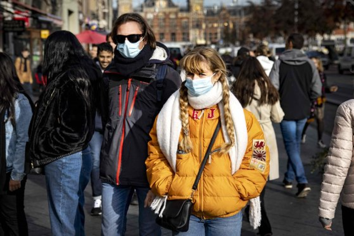 3일 네덜란드 암스테르담에서 마스크를 쓴 사람들이 걷고 있다. 네덜란드는 확진자가 급증하자 마스크 의무 착용을 부활시켰다.[AFP=연합뉴스]