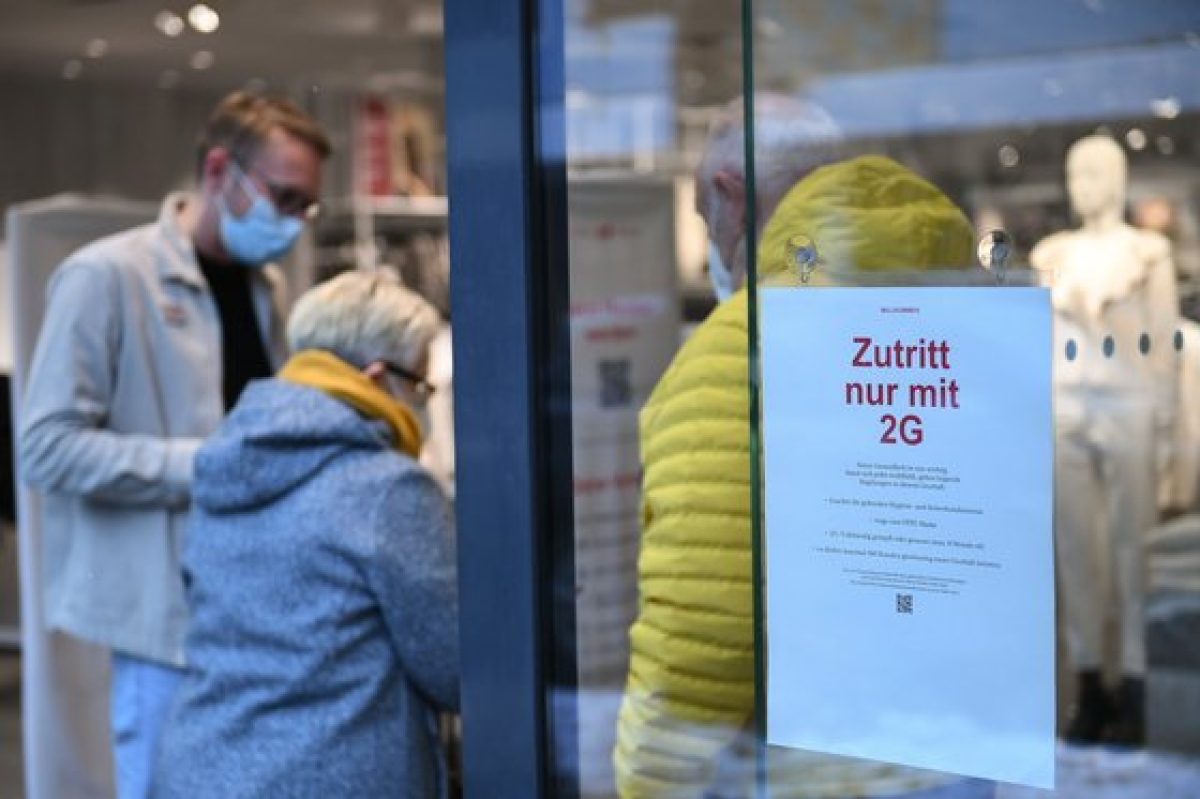 독일의 한 백화점 앞에 백신 패스 정책을 알리는 안내 글이 붙어 있다. [EPA=연합뉴스]