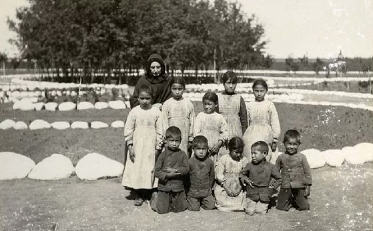 1900년에 가톨릭 교회가 운영하는 기숙학교에 들어간 캐나다 원주민 아이들의 모습. EPA=연합뉴스
