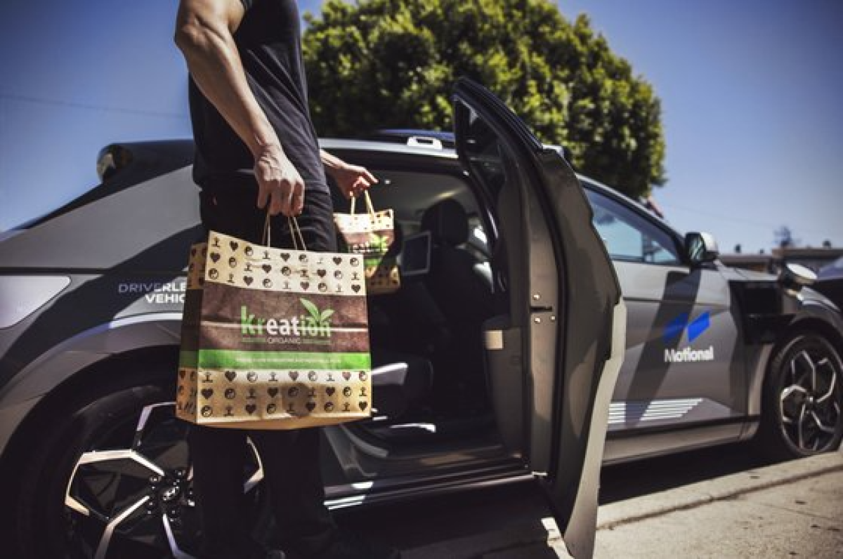 모셔널이 자율주행 레벨4가 적용된 아이오닉5를 통해 미국 캘리포니아주 산타 모니카에서 음식 배달을 시작한다고 17일 밝혔다. [사진 모셔널]