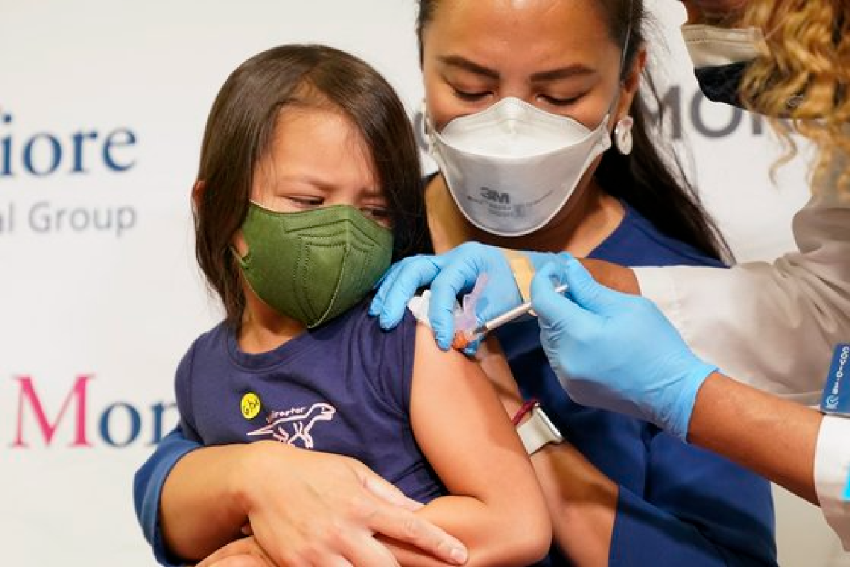 지난 6월 미국 뉴욕의 한 진료소에서 의료진이 만 5세 아동에게 코로나19 백신을 접종하고 있다. AP=연합뉴스