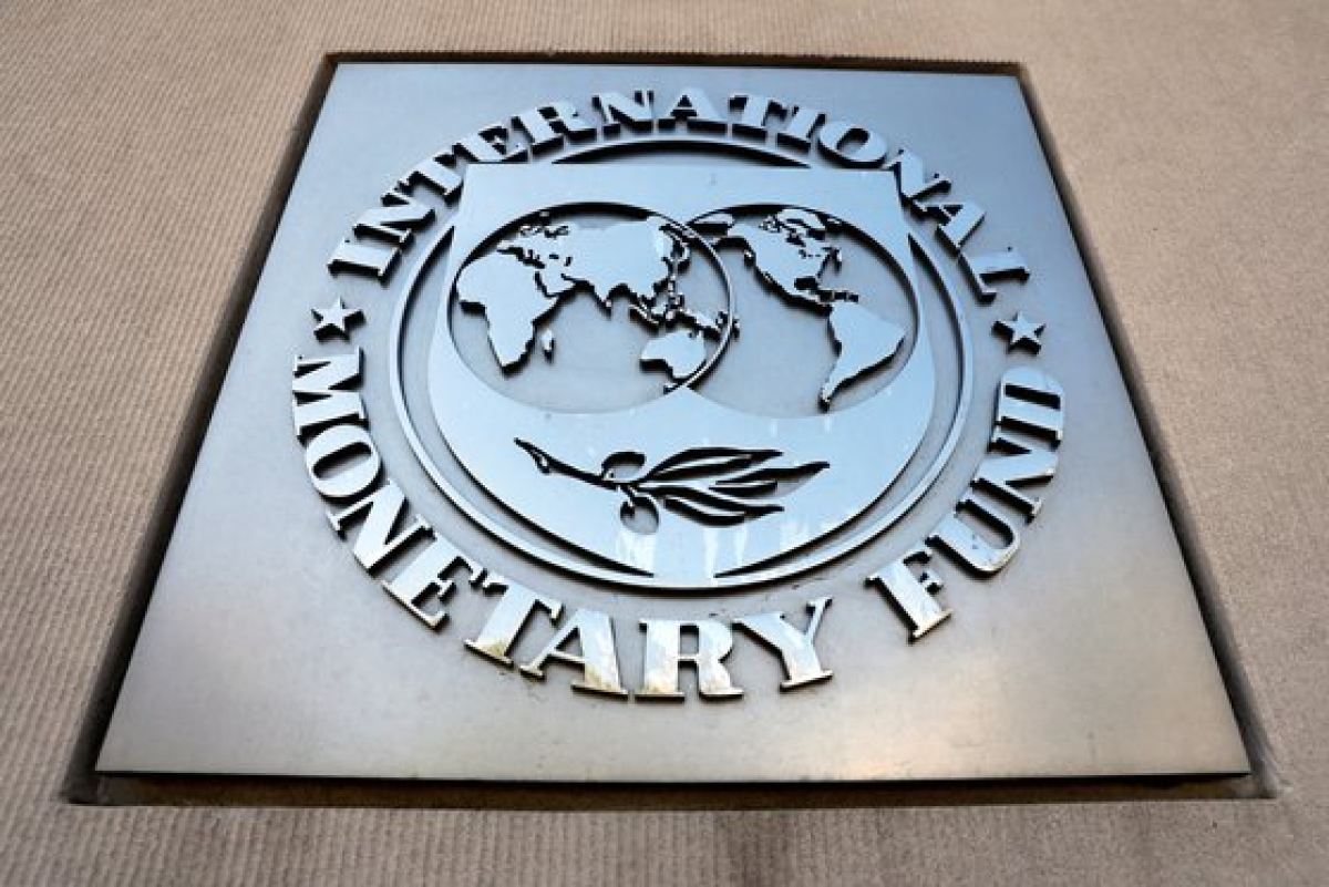 FILE PHOTO: International Monetary Fund logo is seen outside the headquarters building during the IMF/World Bank spring meeting in Washington, U.S., April 20, 2018. REUTERS/Yuri Gripas/File Photo  〈저작권자(c) 연합뉴스, 무단 전재-재배포 금지〉