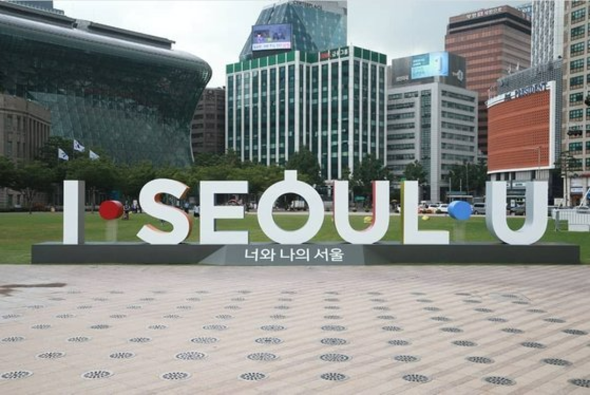 서울 시청광장에 설치된 'I.SEOUL.U' 조형물. 사진 서울시