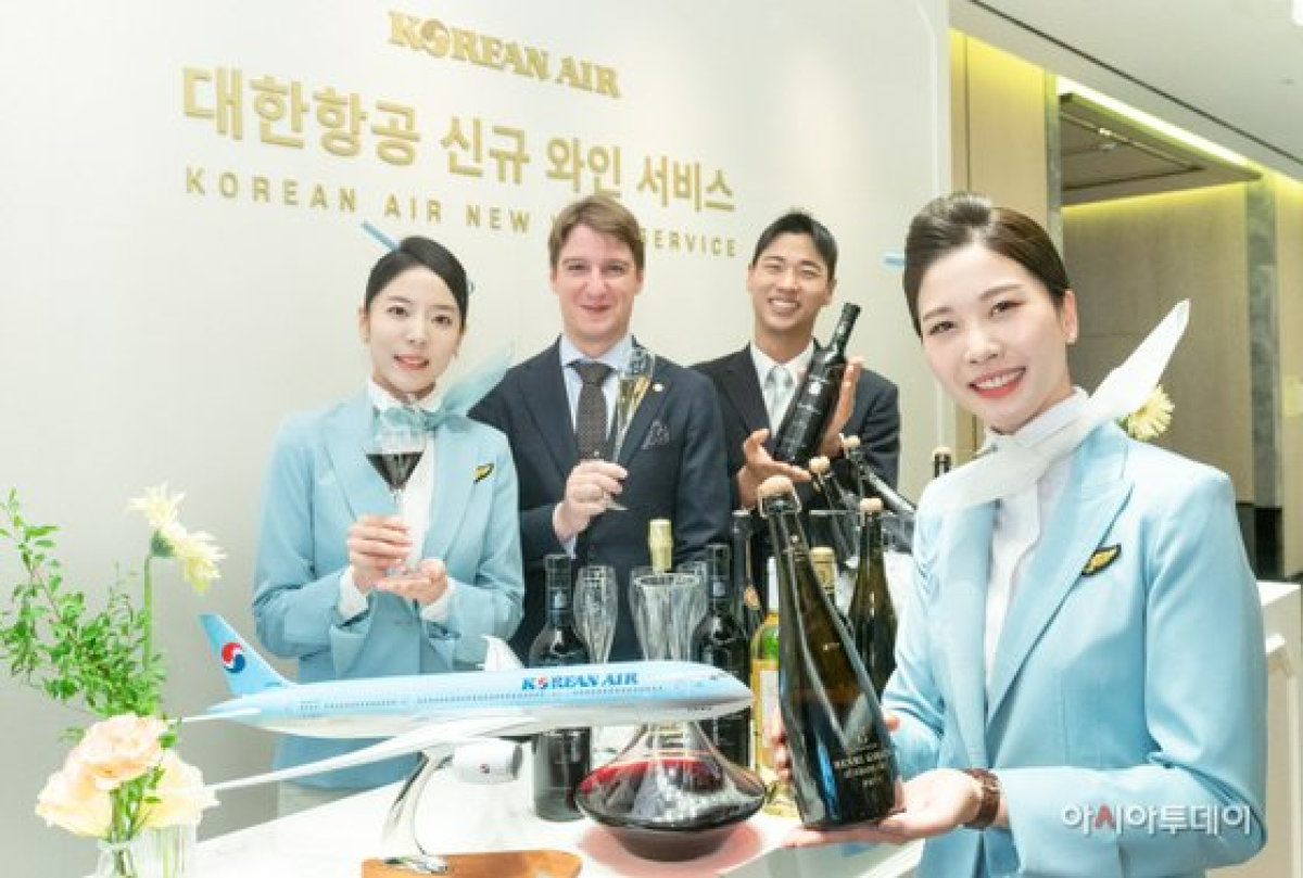 지난 10월 서울 종로구 포시즌스호텔에서 대한항공 승무원과 마크 알머트 소믈리에(가운데)가 새로운 와인을 소개하고 있다. 사진 대한항공