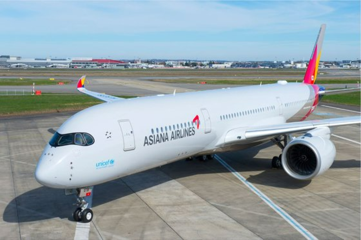 아시아나항공의 A350 기종. 꼬리 날개 앞에 둥그스름하게 튀어나온 게 안테나를 통해 위성과 전파를 주고 받으며 기내 와이파이 서비스를 제공한다. 사진 아시아나항공