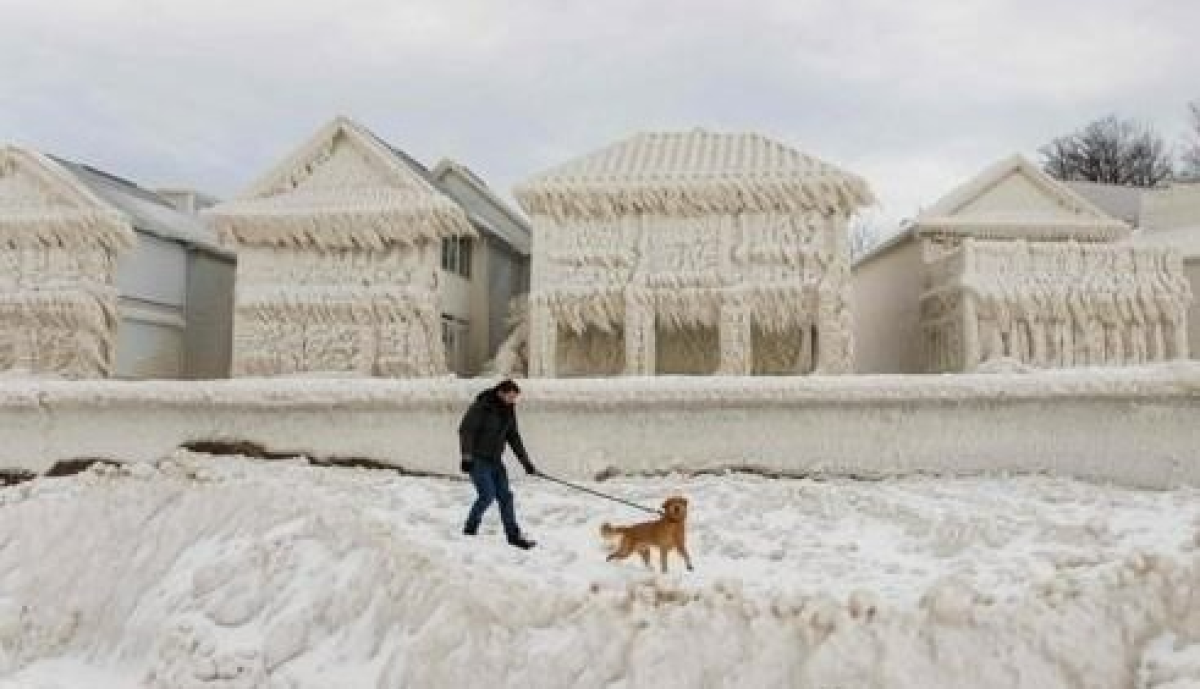 28일(현지시간) 캐나다 온타리오주 포트 이리의 이리호 연안 '크리스털 비치' 마을 주택들이 얼음에 뒤덮인 모습. AFP=연합뉴스