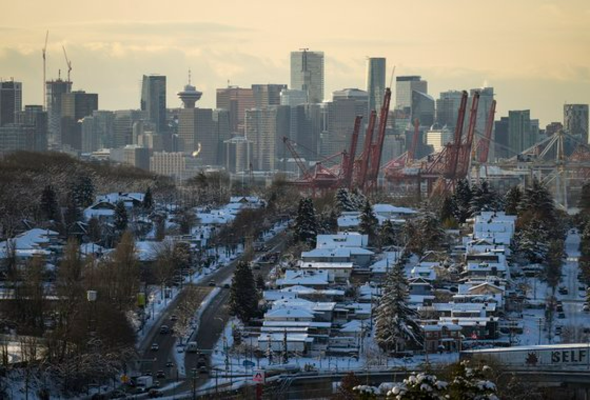 지난달 21일(현지시간) 브리티시컬럼비아 주 밴쿠버에서 시내 주택 지붕이 눈으로 덮여 있다. AP=연합뉴스