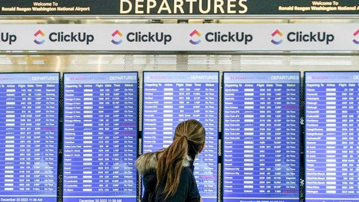 미국 워싱턴 공항에서 승객이 무더기 취소가 끈 공항 전광판을 보고 있다. 로이터=연합뉴스