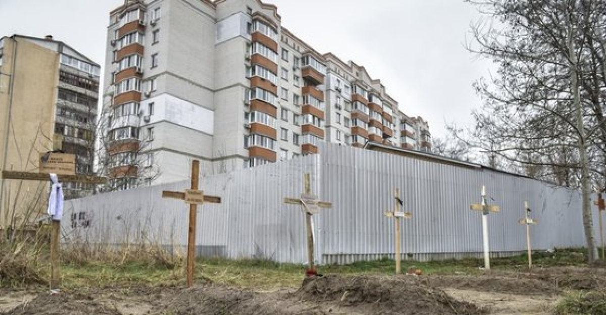 지난 2일(현지시간) 우크라이나 수도 키이우 외곽 도시의 주거지역 공터에 조성된 러시아군 공격에 희생된 민간인 희생자들의 임시 묘지. EPA=연합뉴스