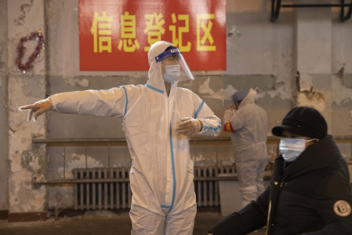 지난 12일 중국 헤이룽장성 하얼빈시에서 코로나19 검사소를 안내하고 있다. 신화=연합뉴스