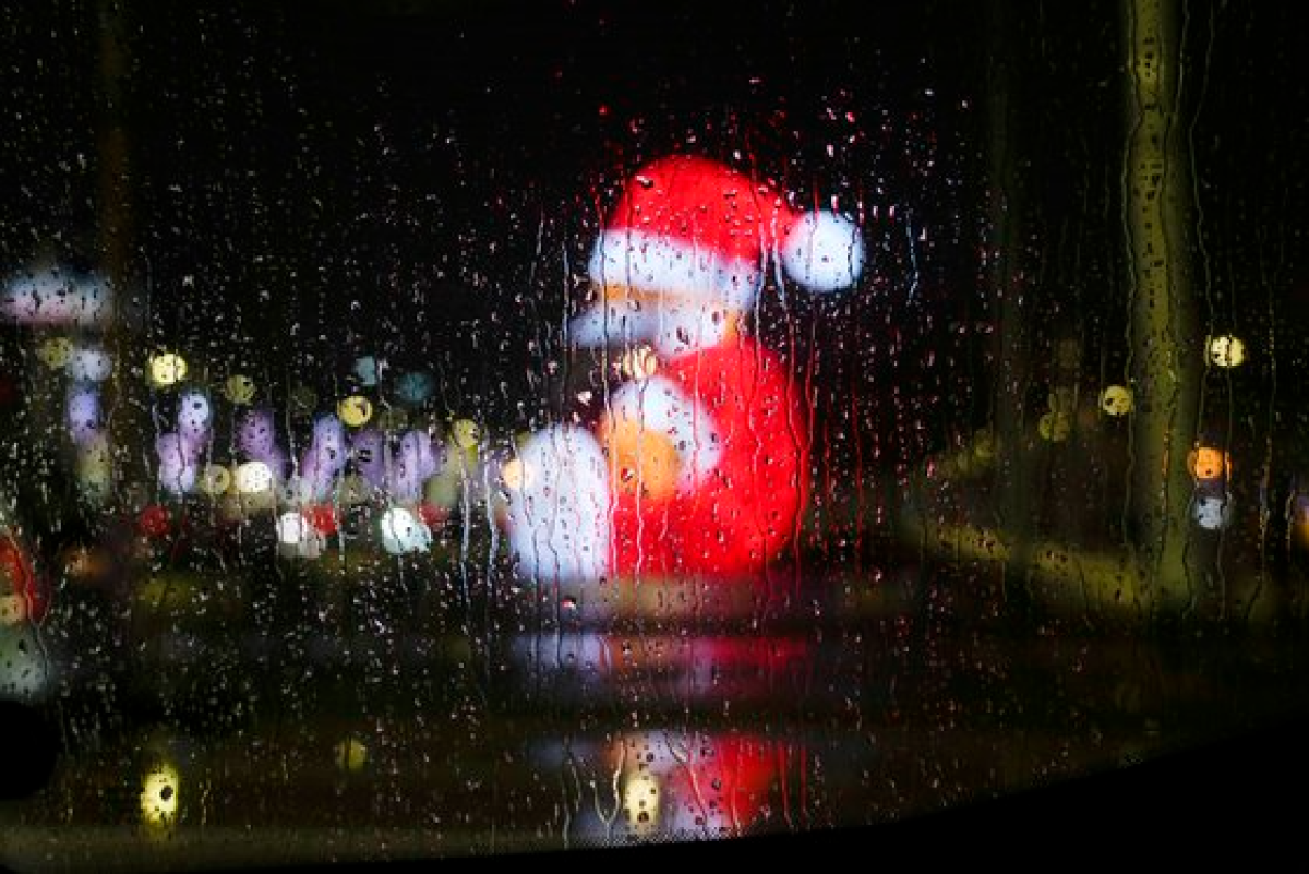 크리스마스를 앞두고 이탈리아 나폴리에 설치된 거대 산타클로스 조형물. AP=연합뉴스