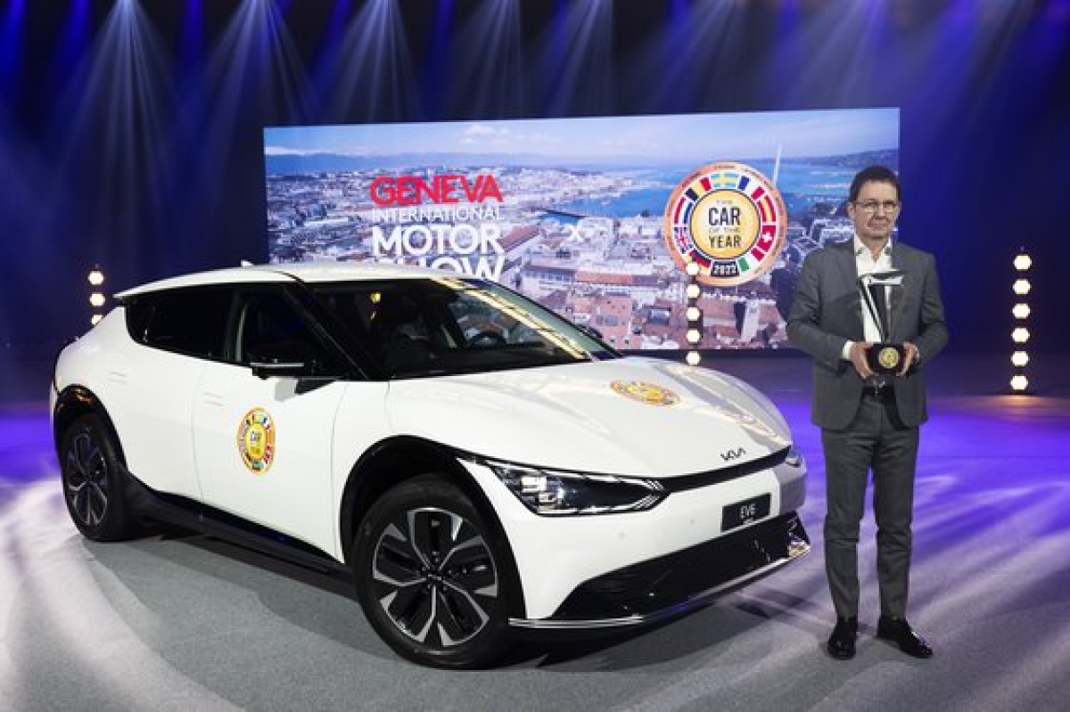 지난 2월 스위스 제네바에서 기아의 EV6가 '2022년 올해의 자동차'로 선정돼 상을 받는 모습. EPA=연합뉴스