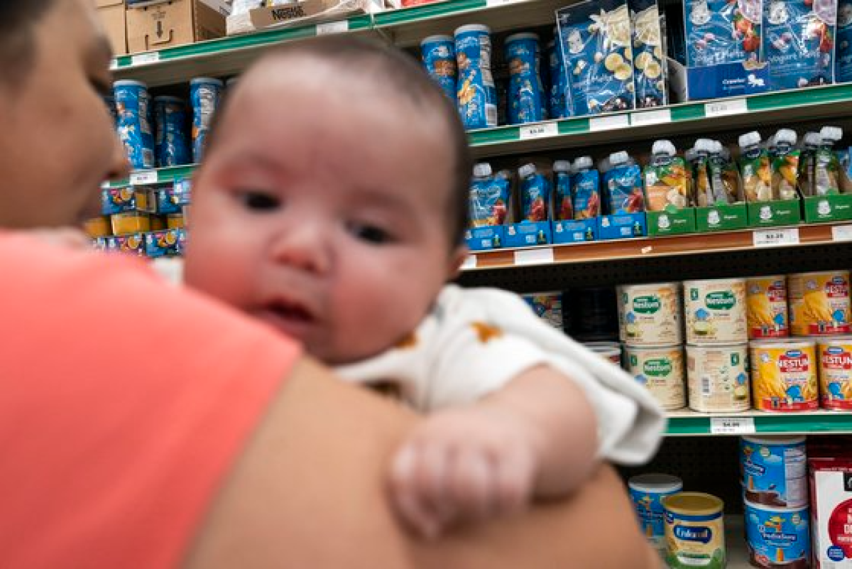 미국의 한 어머니가 아이를 안고 마켓에서 분유를 찾고 있다. 29일 월스트리트저널은 코로나19로 인한 모유 수유 감소가 최근 분유 공급 부족을 부추겼다고 보도했다. [AP=연합뉴스]
