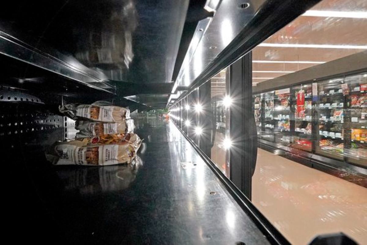 미국 식료품 가게 냉동고가 비어있는 모습. [AP=연합뉴스]