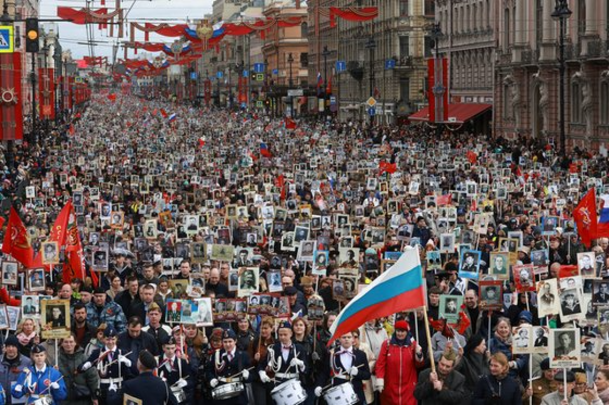 러시아 시민들이 9일 2차 세계대전에서 희생된 군인의 초상화를 들고 행진하고 있다. 로이터=연합뉴스