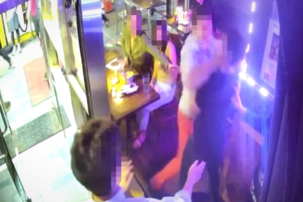 로먼 캠벨이 지난 4일(현지시간) 코리아타운에 있는 식당에서 종업원과 몸싸움을 하고 있다. [인스타그램 캡처]