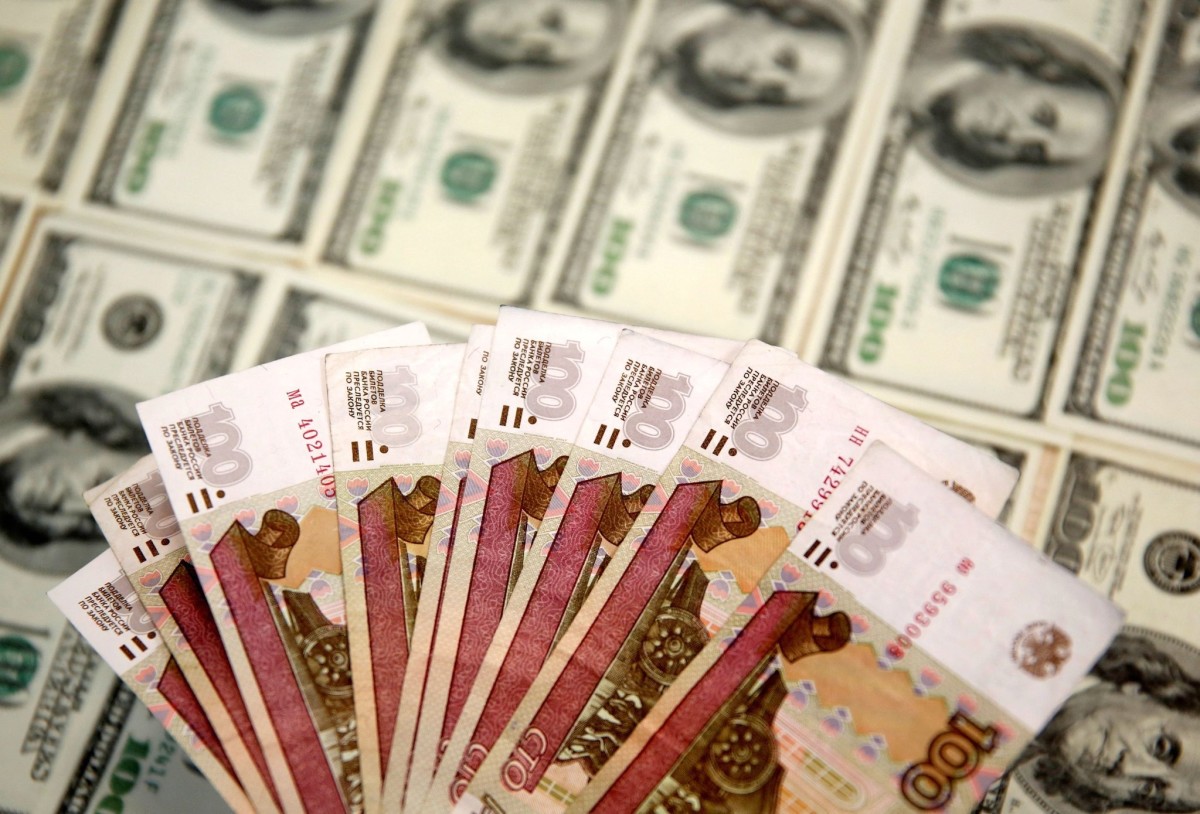 러시아 루블화(앞)와 미국 달러. [로이터=연합뉴스]